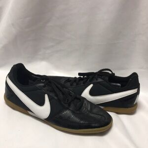 Nike black and white sneakers men’s size 8 (SB1)